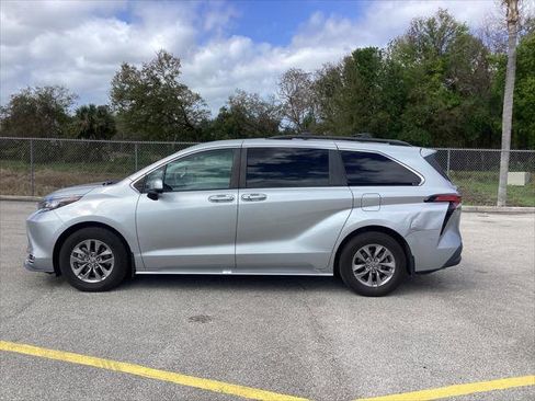 Used 2022 Toyota Sienna XLE w/ XLE Plus Package image 9