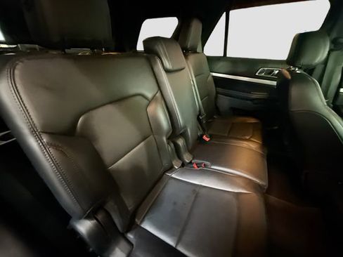 Used 2017 Ford Explorer XLT w/ Equipment Group 202A AWD/4WD image 30