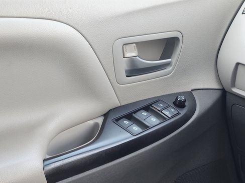 Used 2015 Toyota Sienna LE image 12