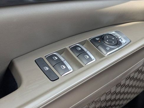 Used 2025 Kia Carnival FWD image 13
