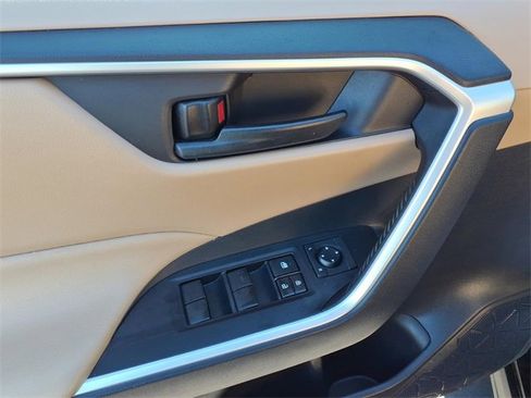 Used 2019 Toyota RAV4 LE image 12