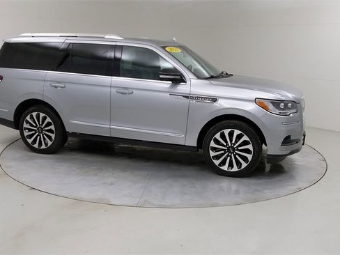Used 2022 Lincoln Navigator Reserve image 12