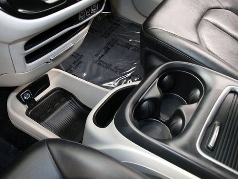 Used 2024 Chrysler Pacifica Touring-L image 20