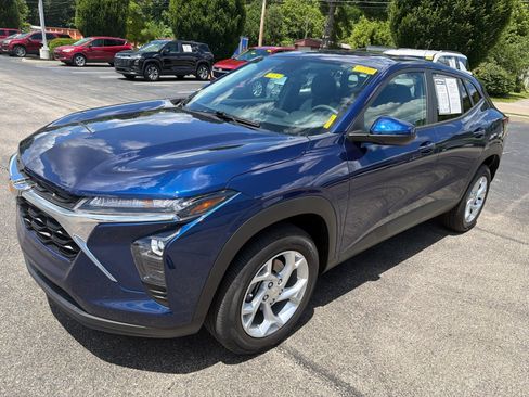 Used 2024 Chevrolet Trax LS w/ LS Convenience Package FWD image 9