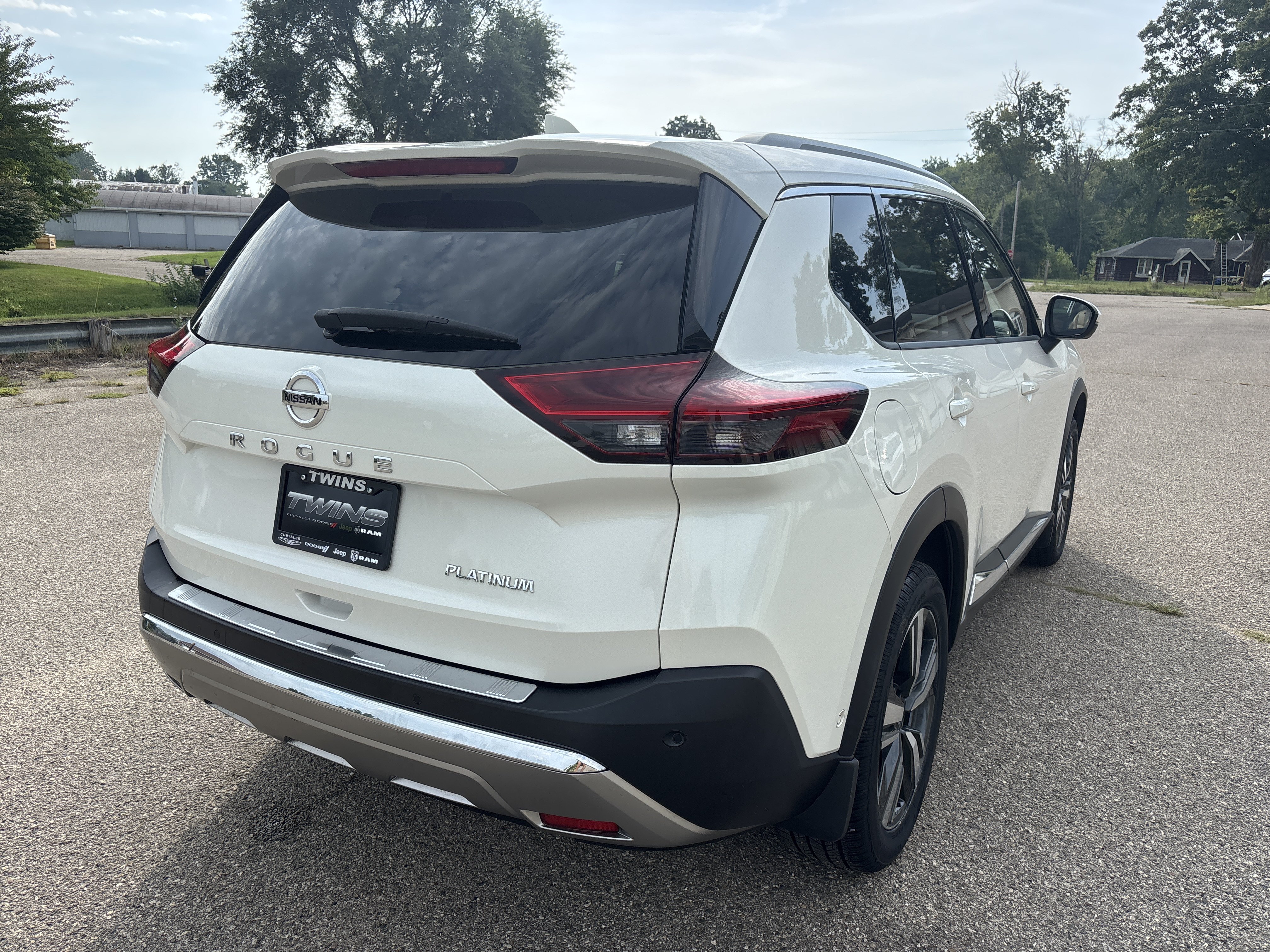 Used 2021 Nissan Rogue Platinum FWD image 3
