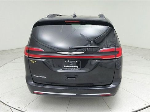 Used 2022 Chrysler Pacifica Touring-L image 6