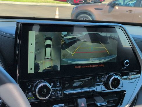 Used 2024 Toyota Highlander Platinum image 21