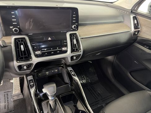 Certified 2023 Kia Sorento SX Prestige image 4