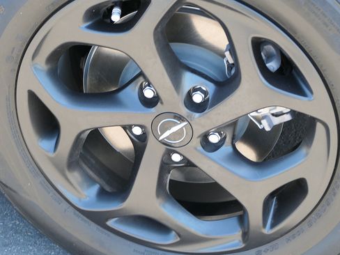 Used 2024 Chrysler Pacifica Premium FWD image 9
