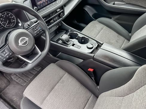 Used 2023 Nissan Rogue SV image 10