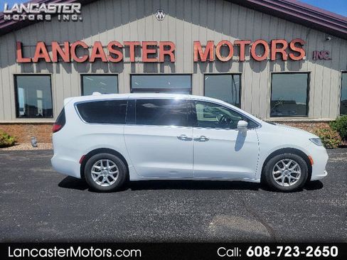 Used 2021 Chrysler Pacifica Touring-L FWD image 1