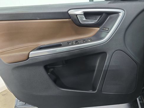 Used 2016 Volvo XC60 T5 Premier w/ Proximity Package FWD image 22