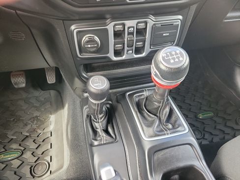 Used 2018 Jeep Wrangler Unlimited Sahara AWD/4WD image 24