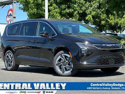 New 2027 Chrysler Pacifica Limited w/ Family Tech Group
