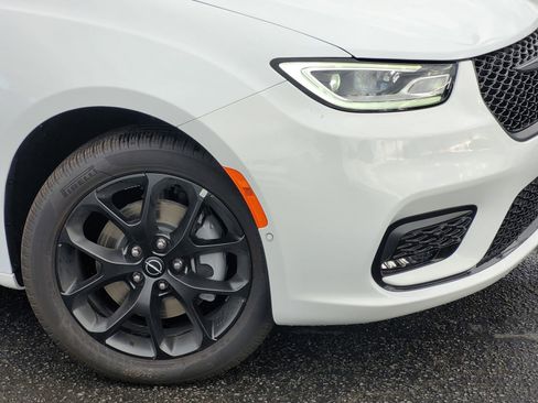 New 2026 Chrysler Pacifica Limited w/ Uconnect Theater Family Group image 9