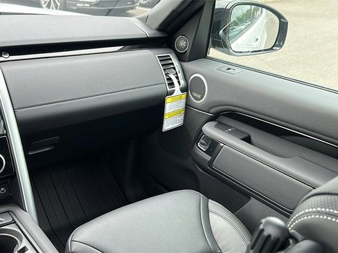 New 2025 Land Rover Discovery S image 27