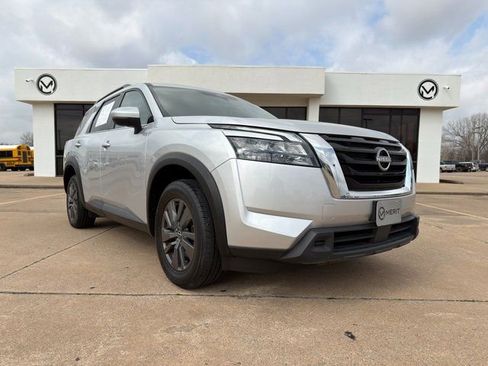 Used 2024 Nissan Pathfinder SV image 3