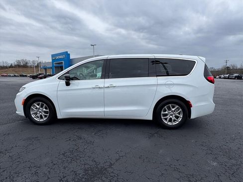 Used 2024 Chrysler Pacifica Touring-L image 6