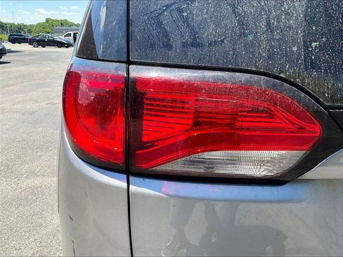 Used 2019 Chrysler Pacifica Touring Plus w/ Advanced Safetytec Group FWD image 33