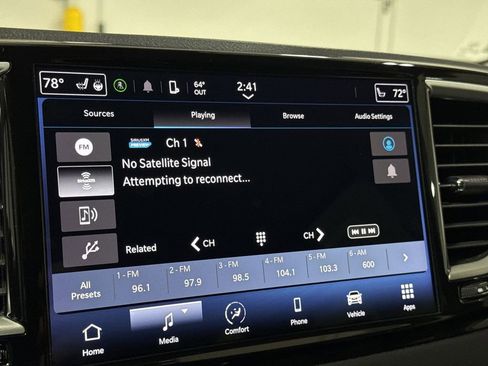 Used 2023 Chrysler Pacifica Touring-L FWD image 14