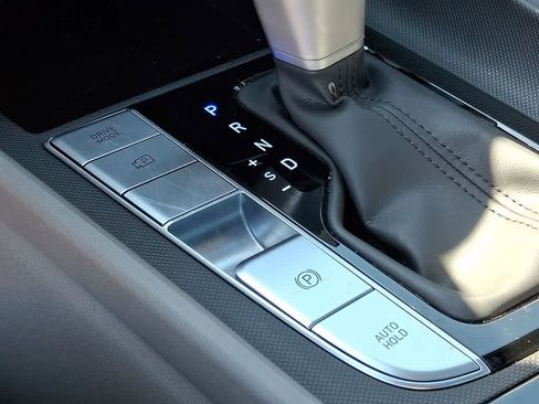 Used 2025 Hyundai Elantra SEL image 25