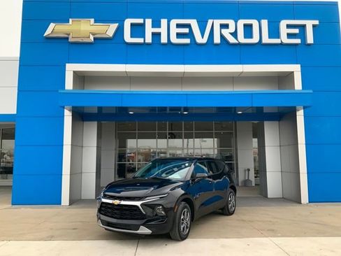 Used 2025 Chevrolet Blazer LT image 2