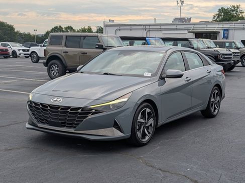 Used 2022 Hyundai Elantra SEL w/ Convenience + Premium Package image 3