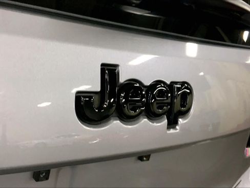 Used 2020 Jeep Grand Cherokee Altitude AWD/4WD image 10