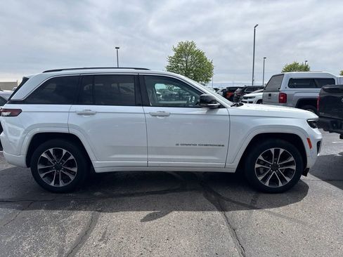 Used 2022 Jeep Grand Cherokee Overland w/ Luxury Tech Group IV AWD/4WD image 5