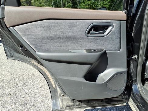 Used 2023 Nissan Rogue S image 33