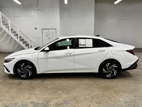Used 2024 Hyundai Elantra Limited FWD image 4