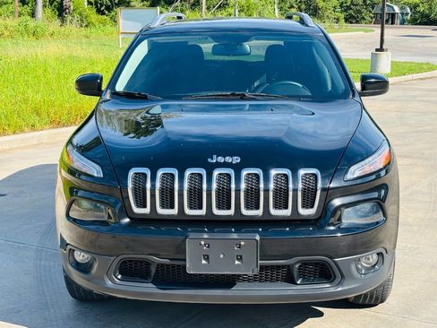 Used 2018 Jeep Cherokee Latitude Plus w/ Cold Weather Group image 3
