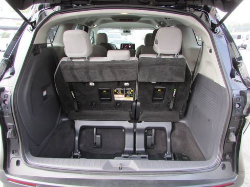 Used 2021 Toyota Sienna LE FWD image 5