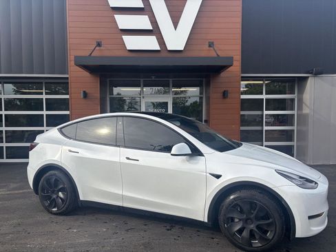 Used 2023 Tesla Model Y Long Range AWD/4WD image 1
