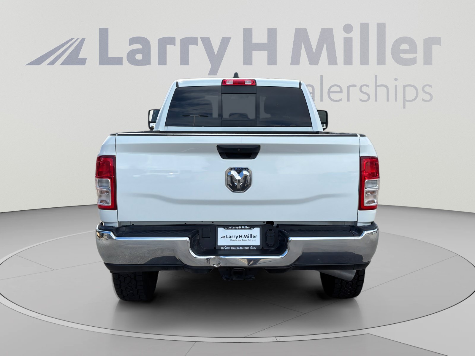 Used 2024 RAM 3500 Tradesman w/ Chrome Appearance Group AWD/4WD image 4