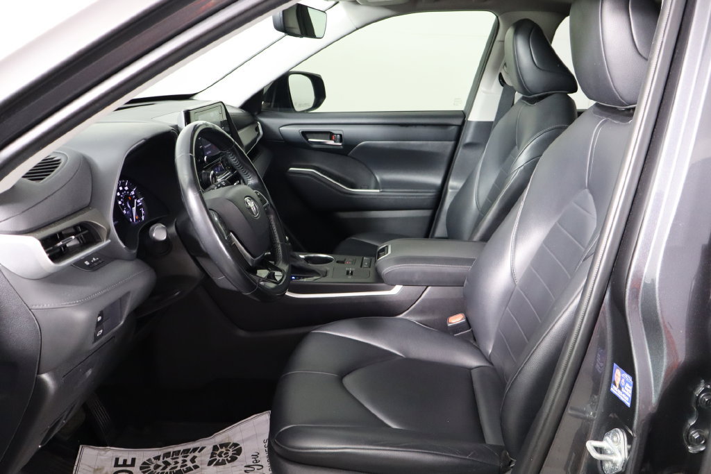 Used 2021 Toyota Highlander XLE FWD image 14