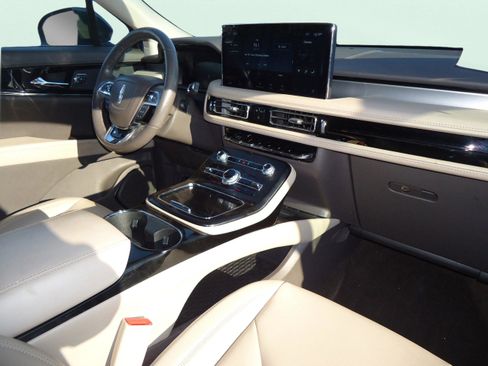 Used 2022 Lincoln Nautilus AWD w/ Premium Package image 26