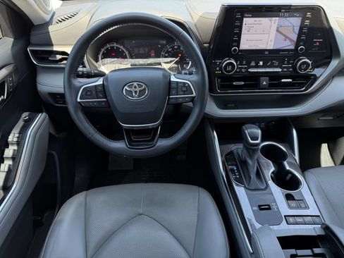 Used 2022 Toyota Highlander Limited FWD image 12