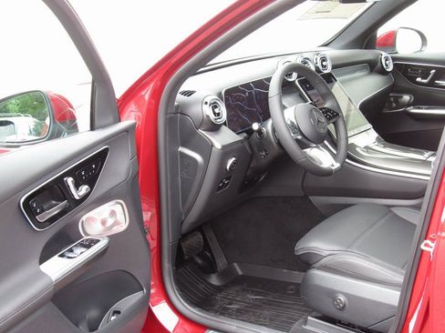New 2025 Mercedes-Benz GLC 300 4MATIC image 9