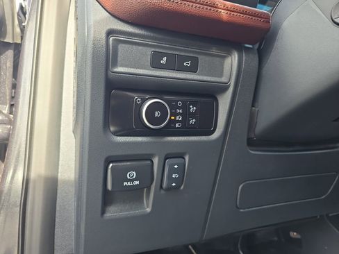 Used 2024 Ford Expedition Limited image 21