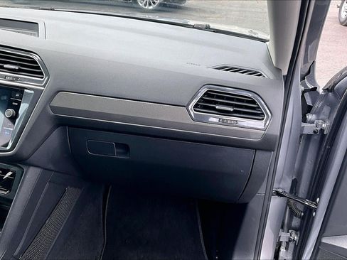 Used 2023 Volkswagen Tiguan SE w/ Panoramic Sunroof Package FWD image 17