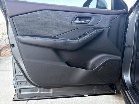 Used 2023 Nissan Rogue SV image 9