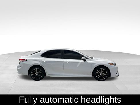 Used 2018 Toyota Camry SE image 4