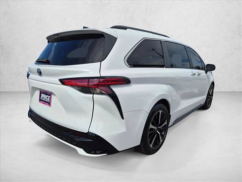 Used 2022 Toyota Sienna XSE FWD image 5