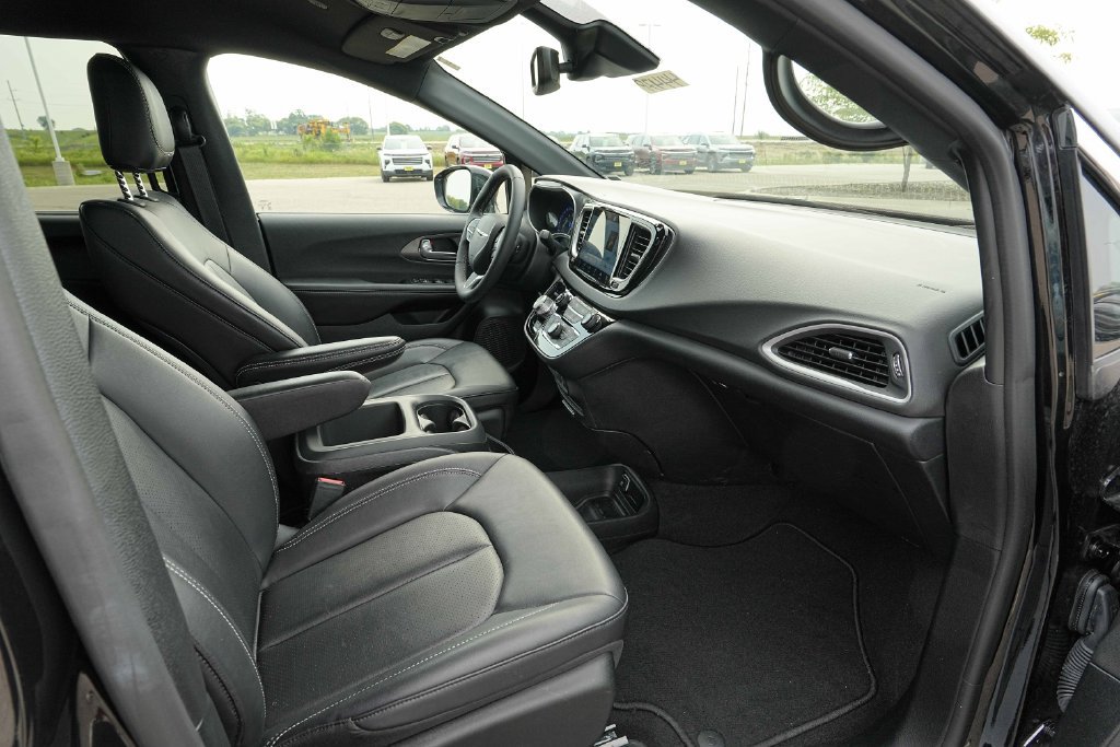 Used 2026 Chrysler Pacifica Select FWD image 23