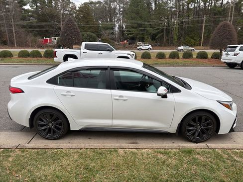 Used 2025 Toyota Corolla SE image 3