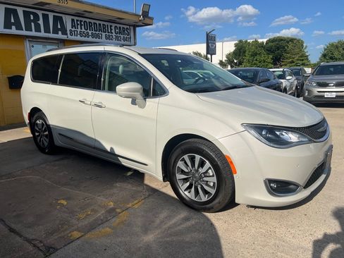 Used 2020 Chrysler Pacifica Touring-L Plus FWD image 1