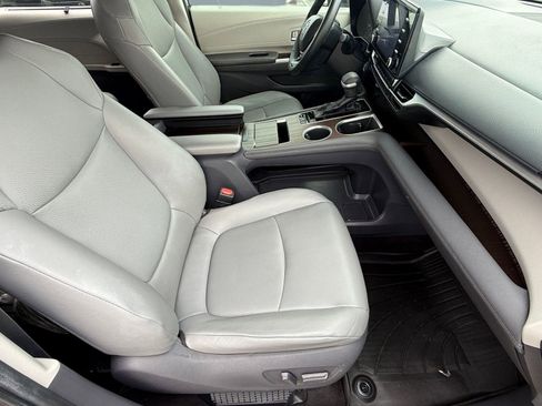 Used 2021 Toyota Sienna XLE image 18
