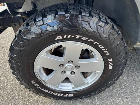 Used 2012 Jeep Wrangler Unlimited Sahara w/ Dual Top Group AWD/4WD image 11