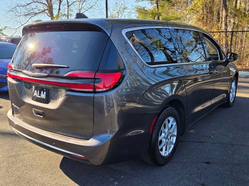 Used 2023 Chrysler Pacifica Touring-L FWD image 5